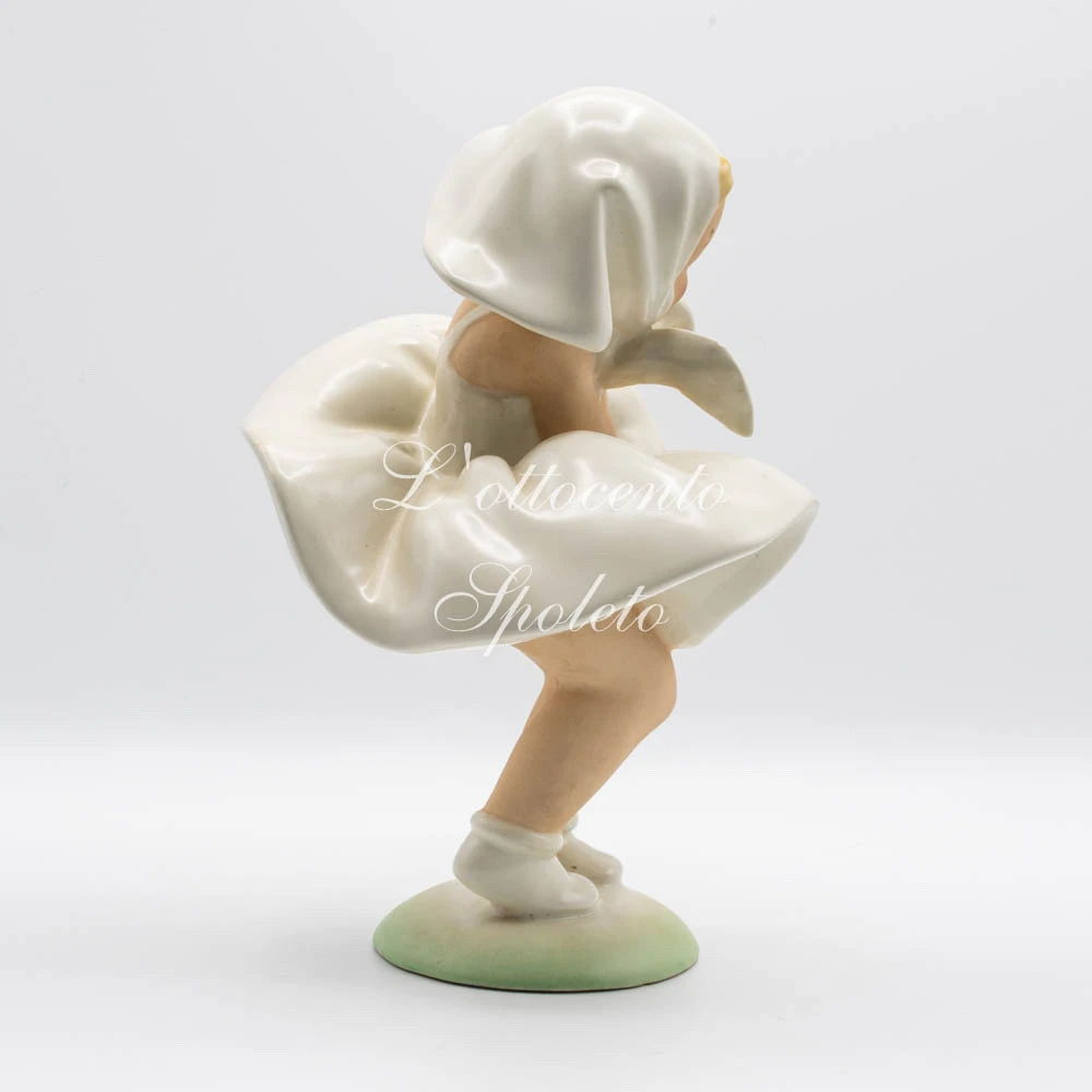 Ceramica Cacciapuoti, Bambina nel vento. Altezza 26 cm.