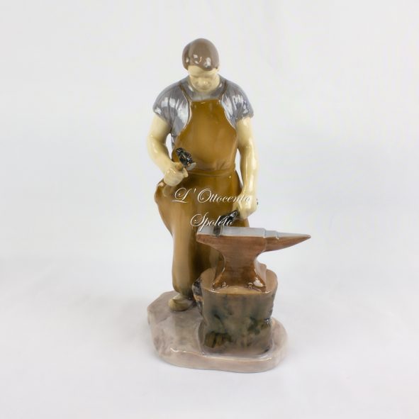 Statuina Bing & Grondahl del Fabbro al Lavoro