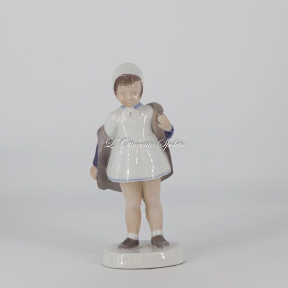 Statuina Bing & Grøndahl Bambina che si toglie il cappotto n. 2387 in porcellana smaltata disegnata da Claire Weisse.