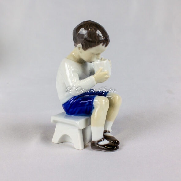 Statuina Bing & Grondhal Ragazzo che beve del Latte