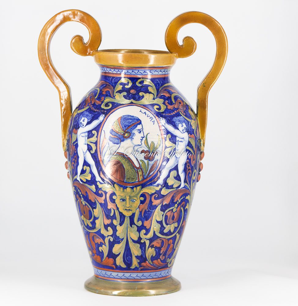 Anfora Gualdo Tadino in maiolica policroma dipinta a mano con putti, grottesche e medaglione centrale raffigurante Laura, in ottime condizioni.