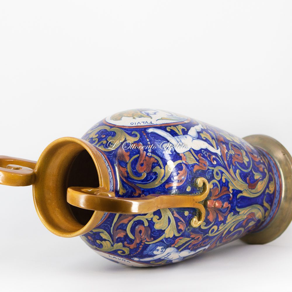Anfora Gualdo Tadino in maiolica policroma dipinta a mano con putti, grottesche e medaglione centrale raffigurante Laura, in ottime condizioni.