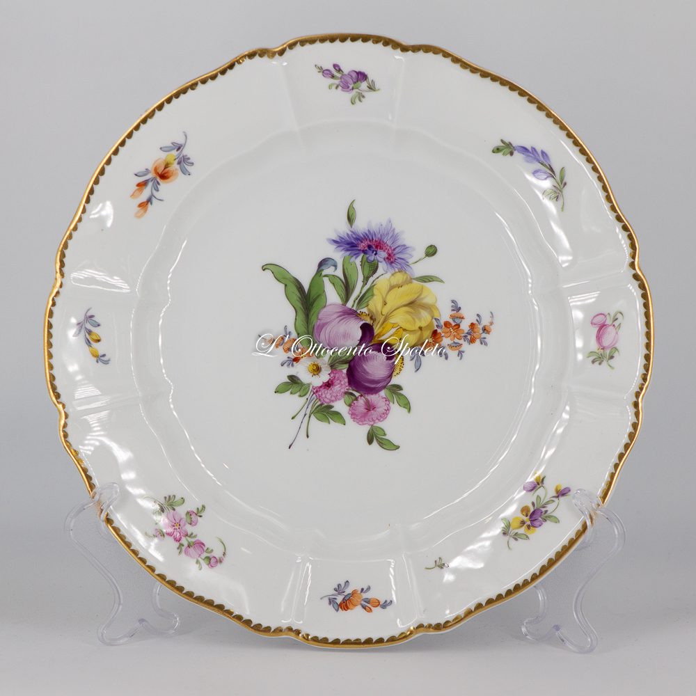 Set di sei piatti piani Nymphenburg del XX secolo in porcellana dipinta a mano con bouquet floreale e bordo in oro zecchino, diametro 24 cm.