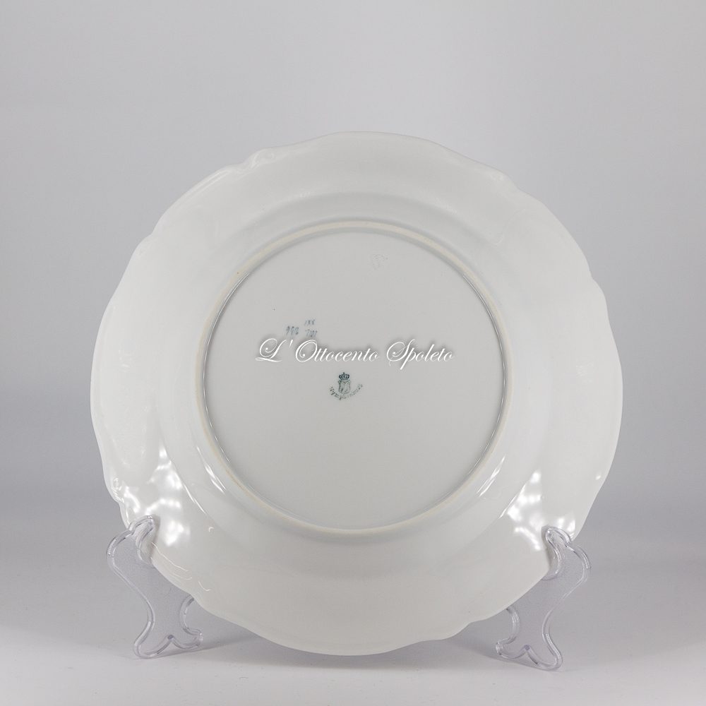 Set di sei piatti piani Nymphenburg del XX secolo in porcellana dipinta a mano con bouquet floreale e bordo in oro zecchino, diametro 24 cm.
