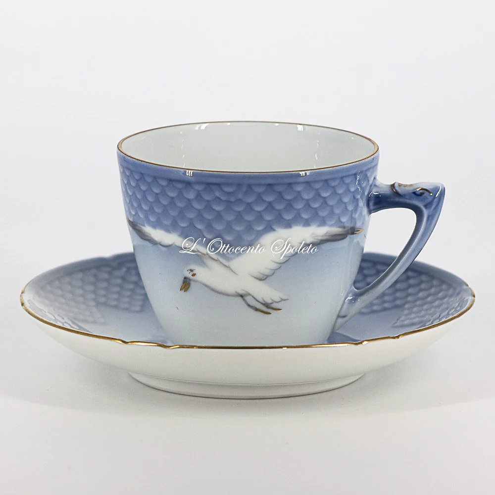 Fronte con piattino — Tazza caffè americano Bing & Grondahl Gabbiani 102/305.