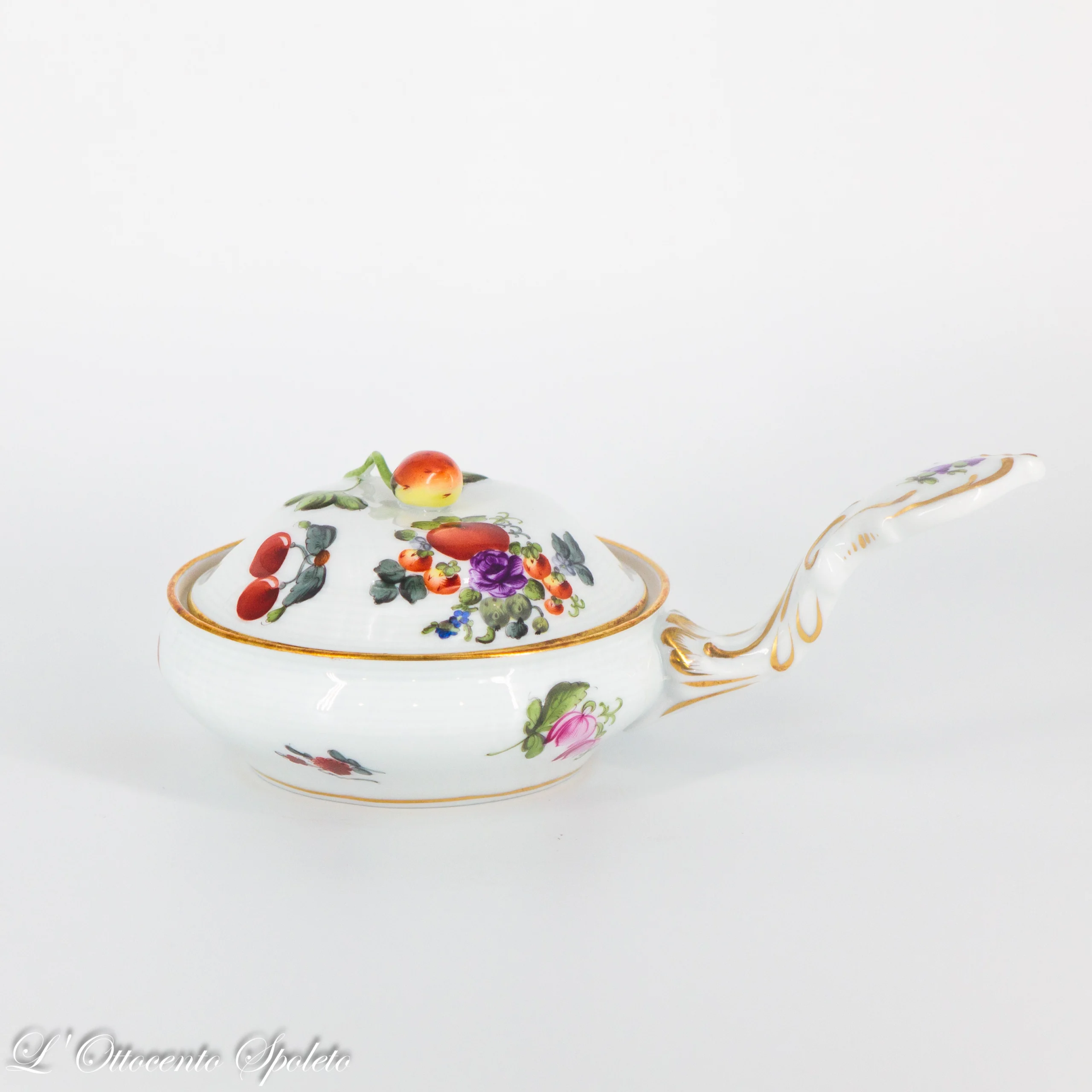 Tazza Herend Bouquet de Fruits con lungo manico, coperchio con presa a forma di frutto e profili dorati.