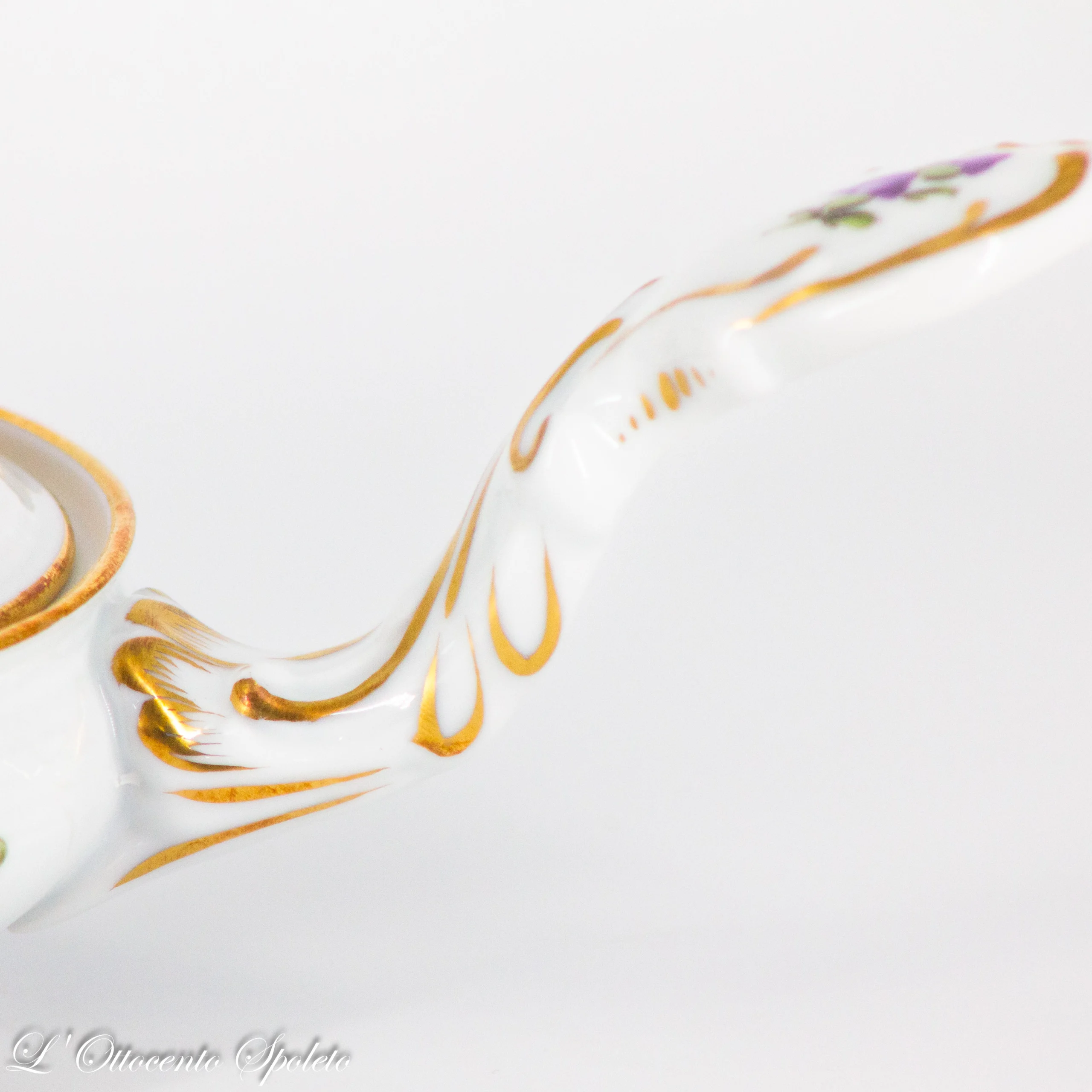 Manico sagomato con decorazione dorata della tazza Herend Bouquet de Fruits