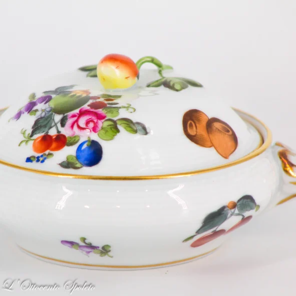 Dettaglio di frutta e fiori sul coperchio della tazza Herend Bouquet de Fruits