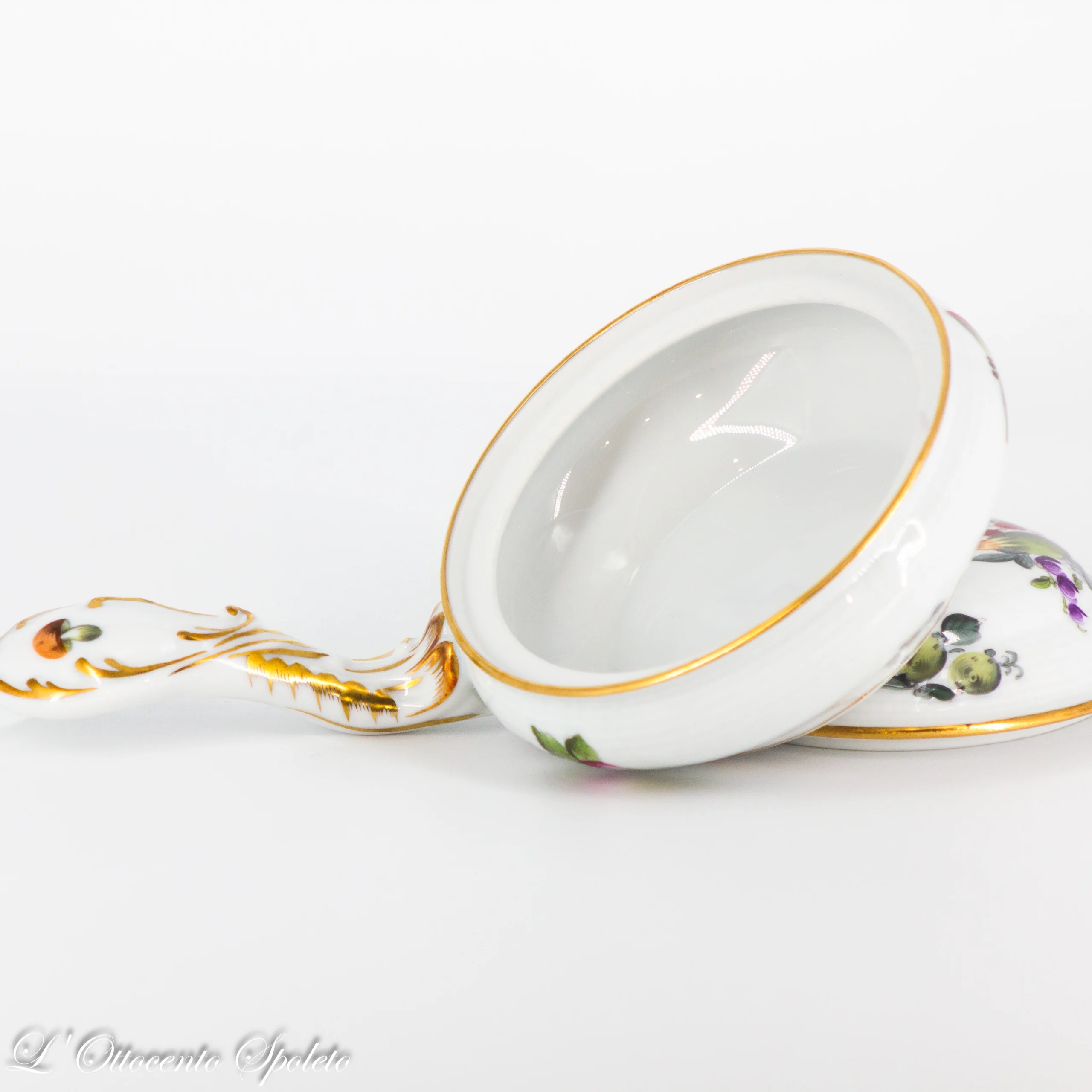 Interno della tazza Herend Bouquet de Fruits con coperchio appoggiato a lato