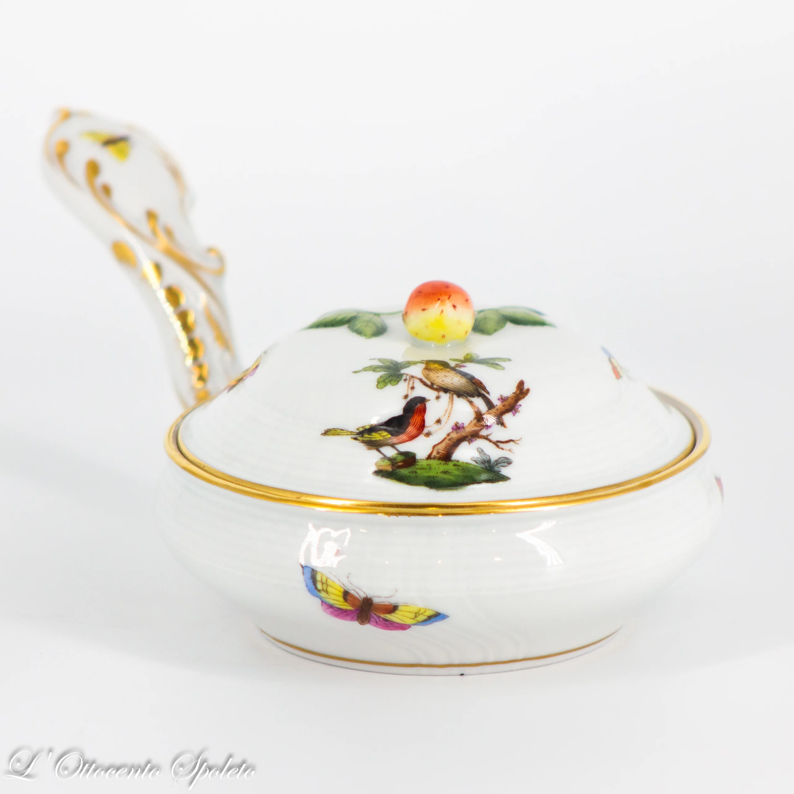 Tazza Herend Rothschild con coperchio vista di lato e manico sagomato