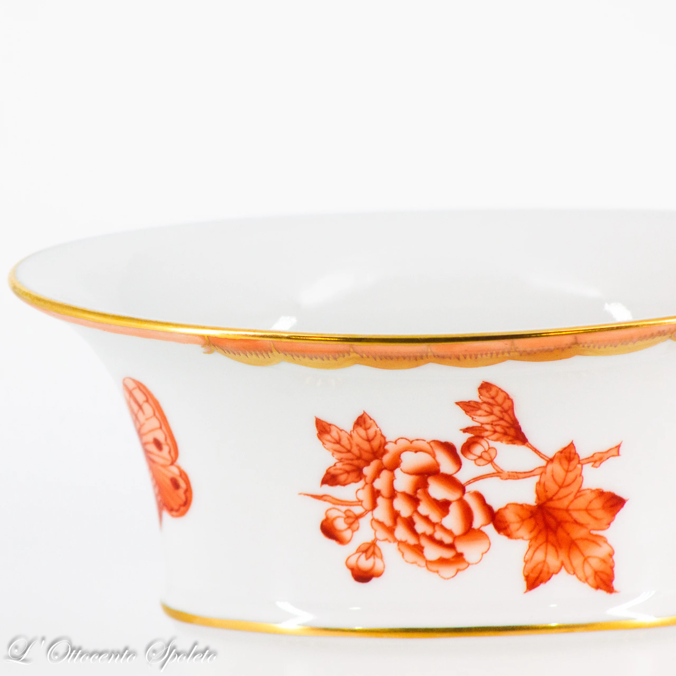 Dettaglio del decoro floreale arancio e del bordo in oro del vaso Herend Queen Victoria