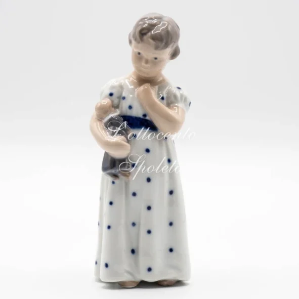 Vista frontale della bambina con bambola — Statuetta 3539 Royal Copenhagen "Mary Piccola".