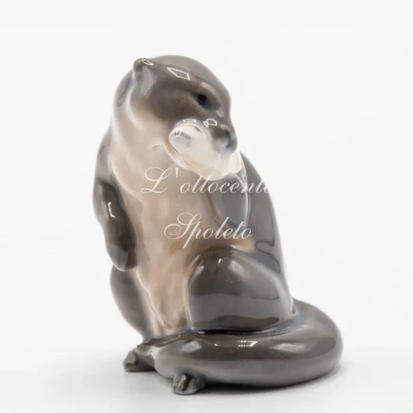 Vista frontale — Lontra con pesce Royal Copenhagen N.2333.