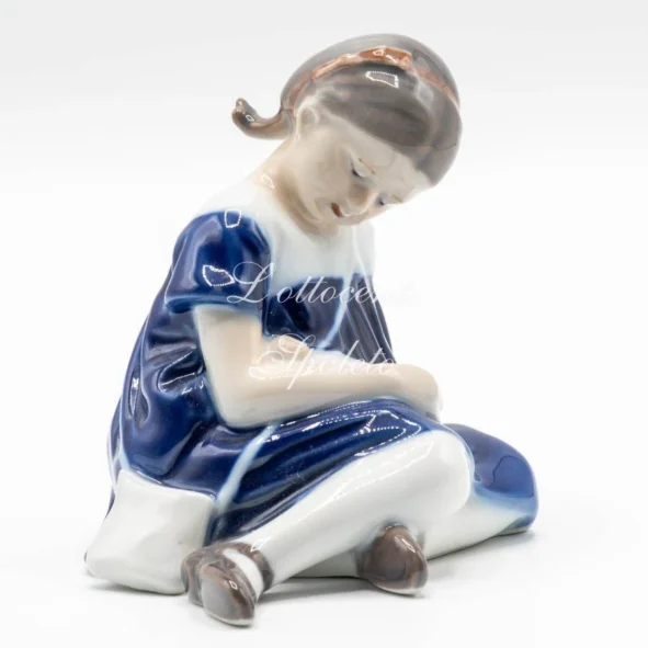 Vista della bambina seduta con bambola — Bambina con bambola Bing&Grondhal N.1526.