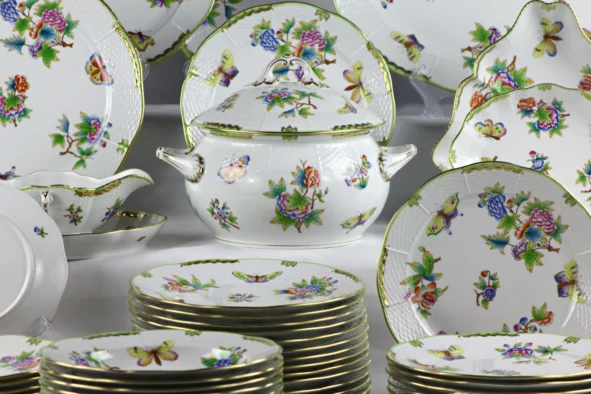 Zuppiera, piatti e complementi del servizio Herend Queen Victoria, con decoro di fiori e farfalle.