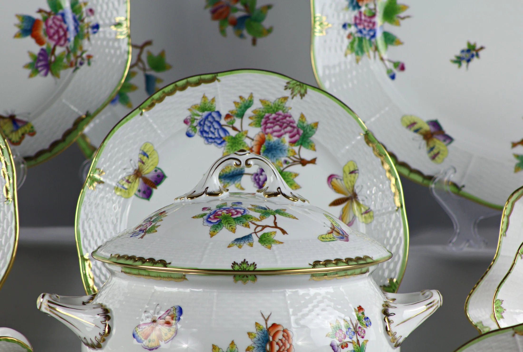 Coperchio della zuppiera e decoro floreale del servizio Herend Queen Victoria, con decoro di fiori e farfalle.