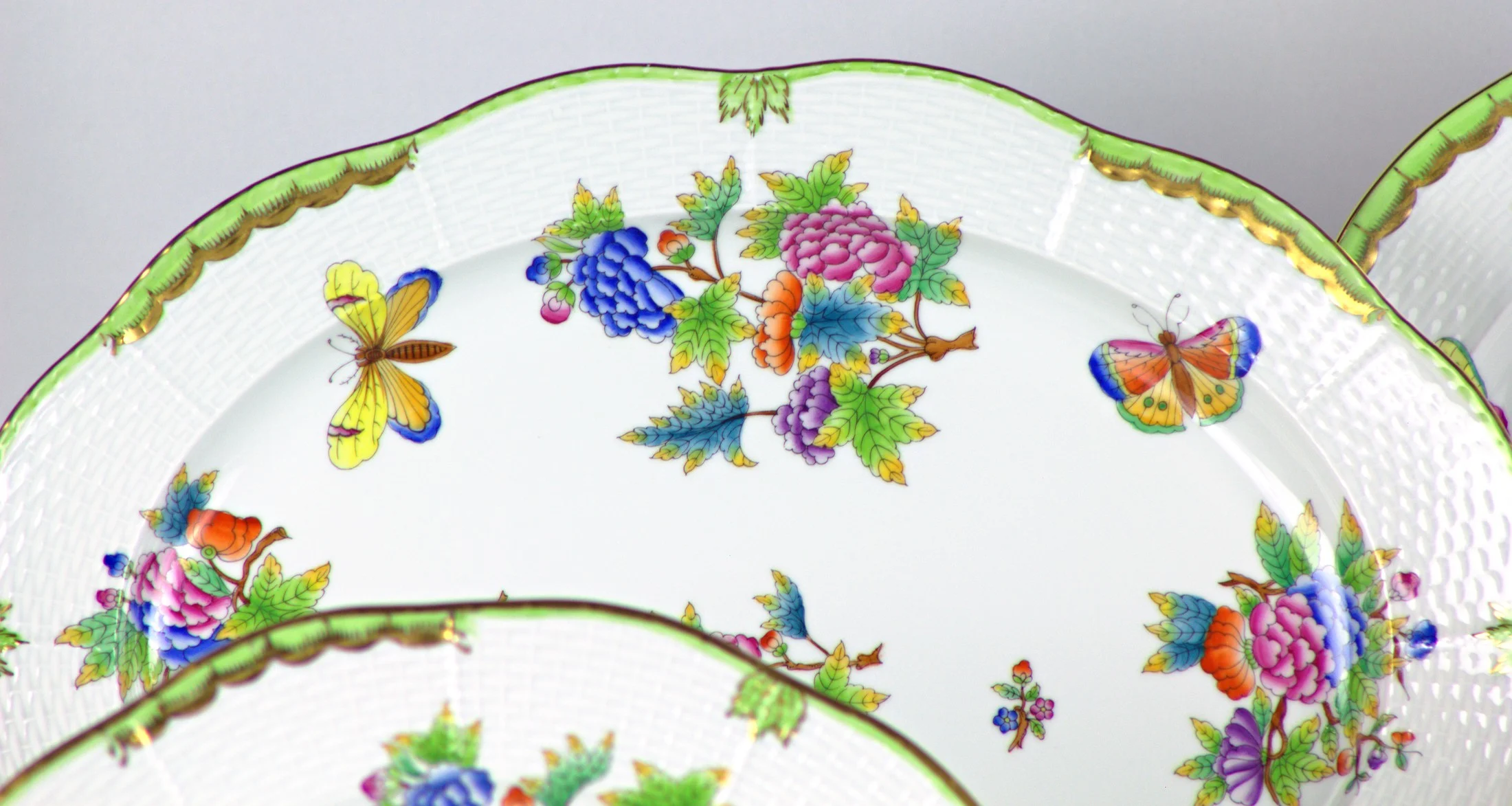 Vassoio ovale con decoro floreale e farfalle del servizio Herend Queen Victoria, con decoro di fiori e farfalle.