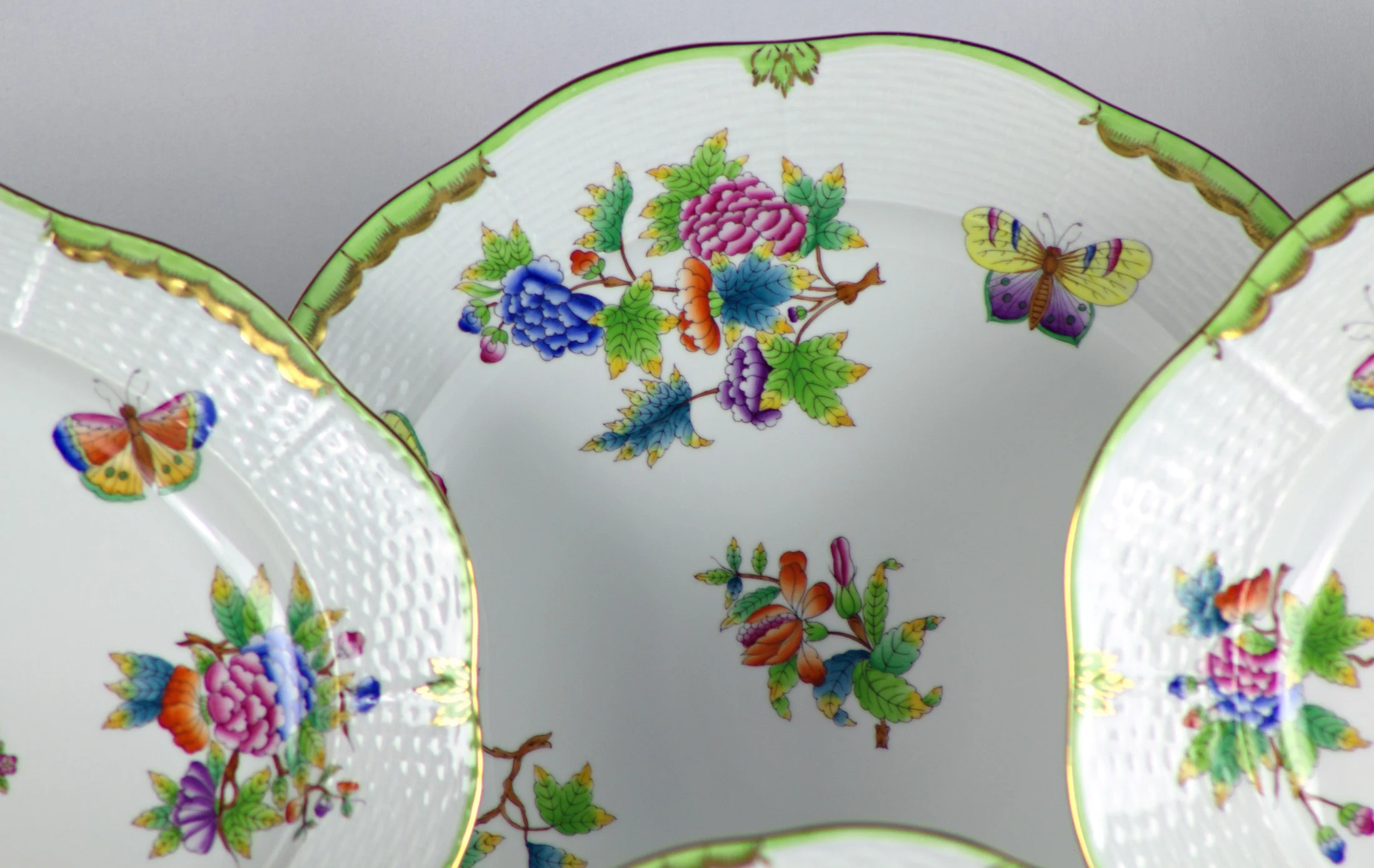 Piatto posteriore con fiori e farfalle del servizio Herend Queen Victoria, con decoro di fiori e farfalle.