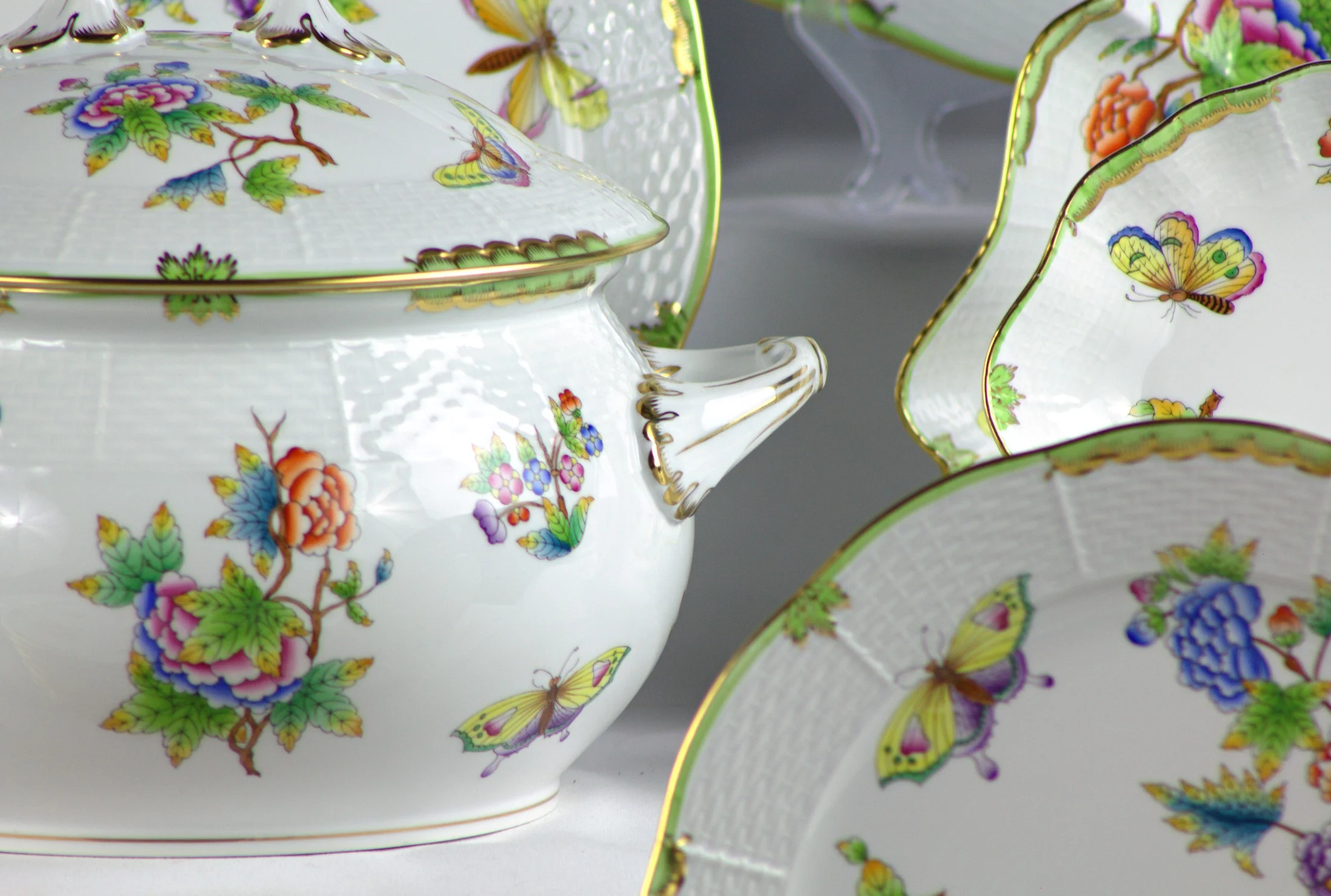 Corpo della zuppiera con decoro floreale del servizio Herend Queen Victoria, con decoro di fiori e farfalle.
