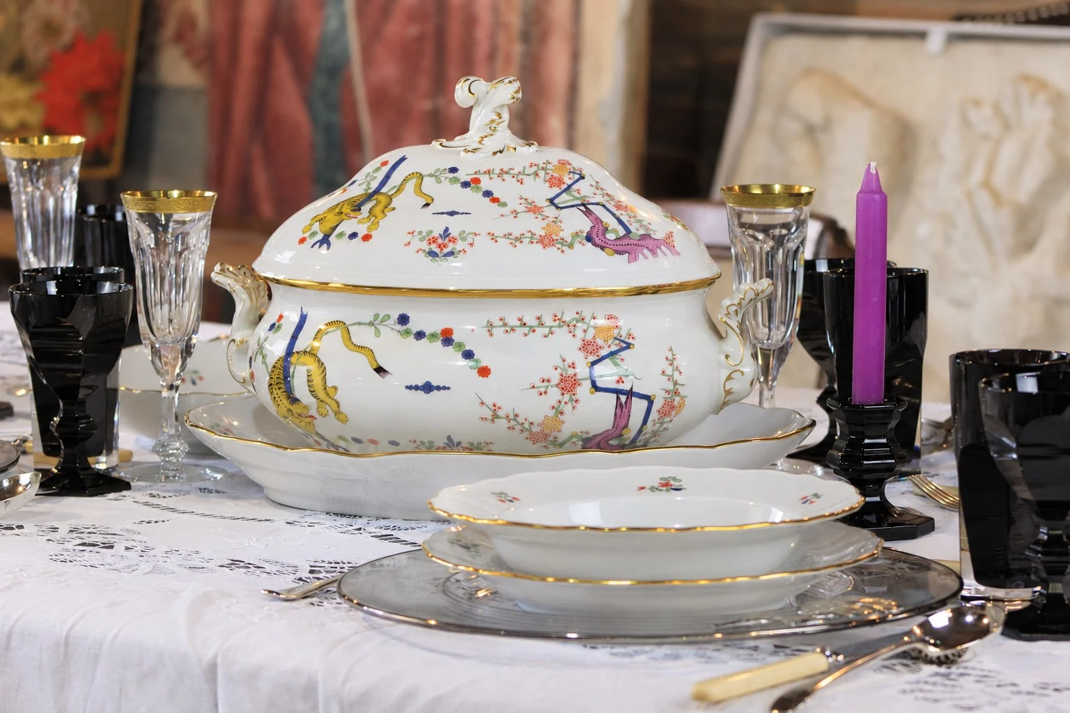 Tavola apparecchiata con porcellane Meissen, zuppiera e piatti decorati