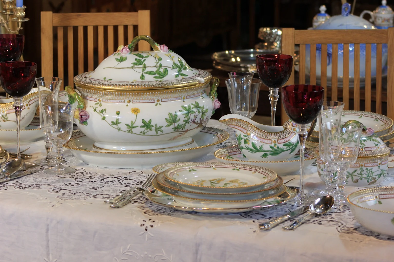 Tavola apparecchiata con porcellane Royal Copenhagen, zuppiera e piatti decorati